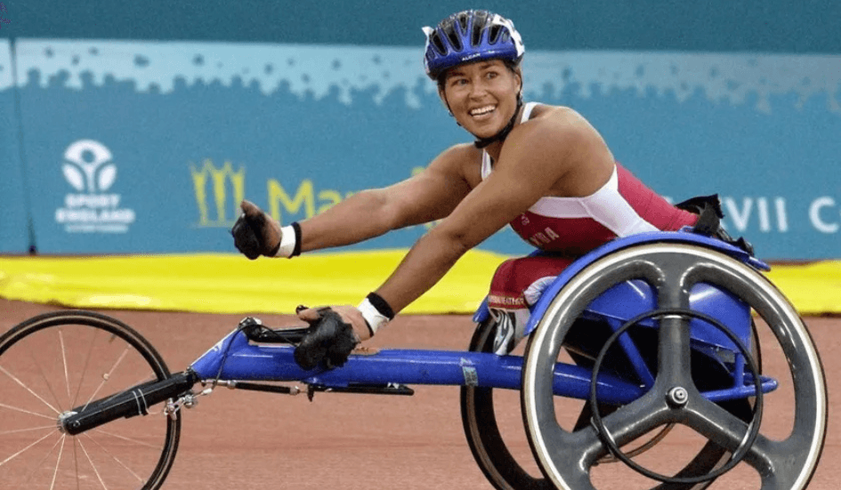 La para-athlète Chantal Petitclerc souriante dans son fauteuil de course aux Jeux du commonwealth.