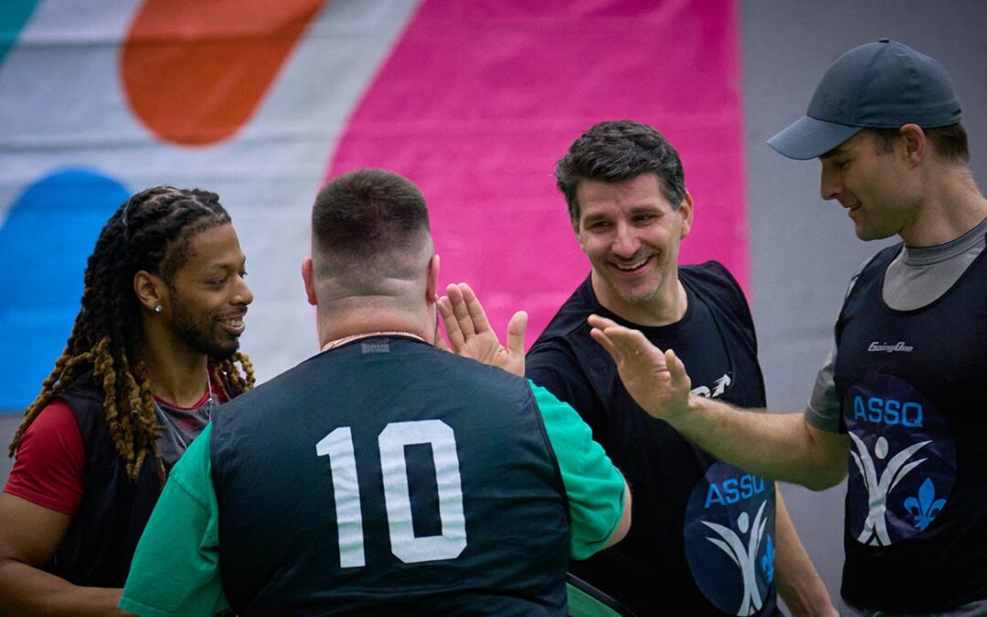 Des athlètes se tapent dans la main après un match.